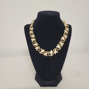 Beautiful Trifari Signed Polished & Enamel Gold Tone Leaf Necklace Choker
